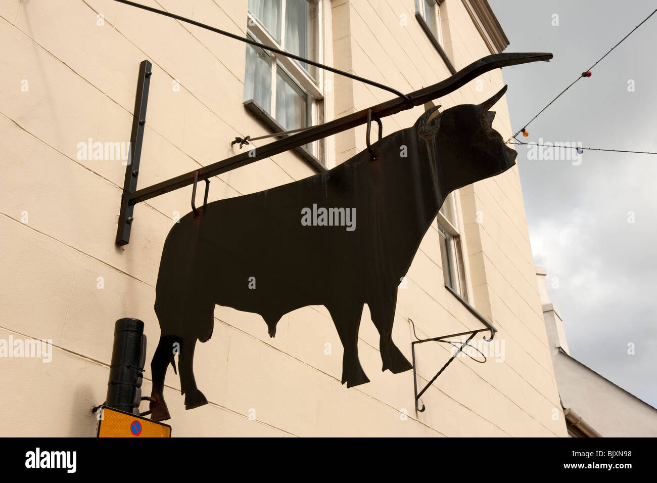 Black Bull auf Schild Beaumaris Anglesey North Wales UK Stockfoto