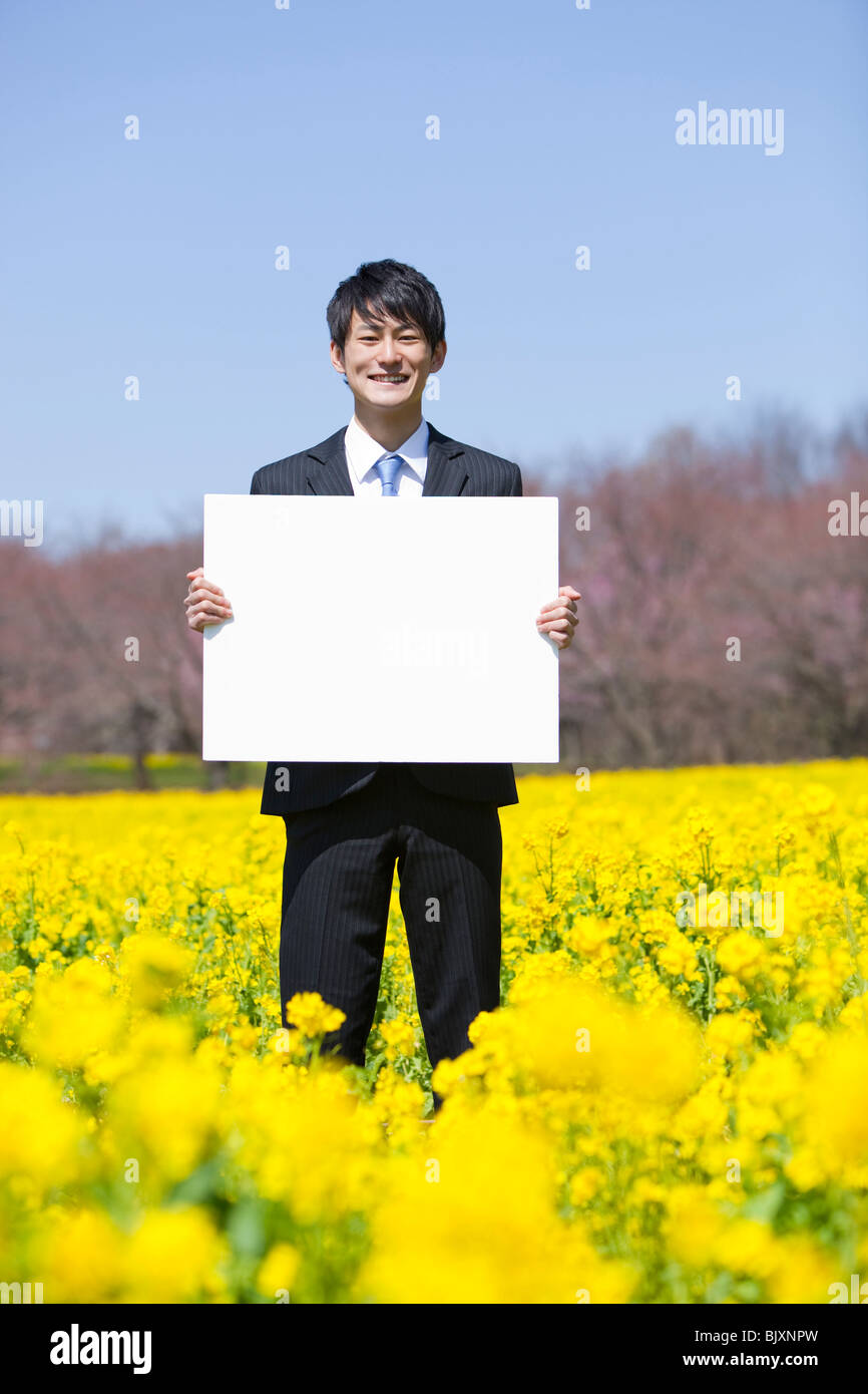 Junger Geschäftsmann Holding leere Plakat Stockfoto