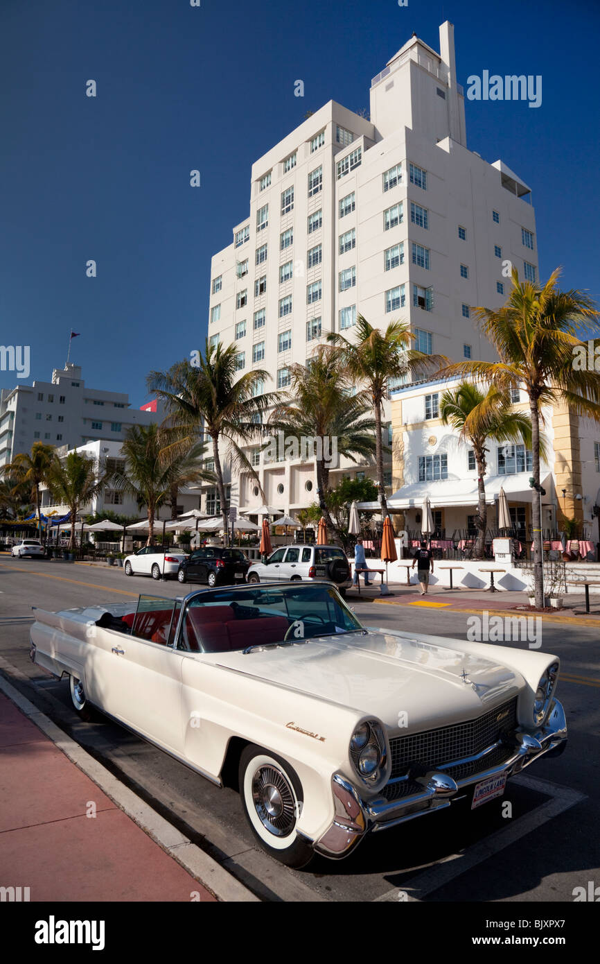 Eine klassische Lincoln Continental geparkt vor der Gezeiten-Hotel am Ocean Drive, Miami Beach, Florida, USA Stockfoto