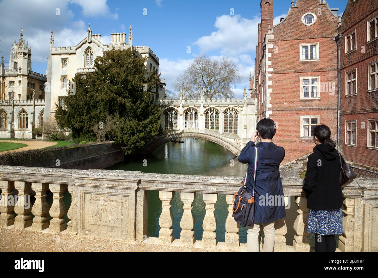 Touristen, die den Blick auf die Seufzerbrücke aus St. Johns College zu überbrücken, St Johns College Cambridge UK Stockfoto