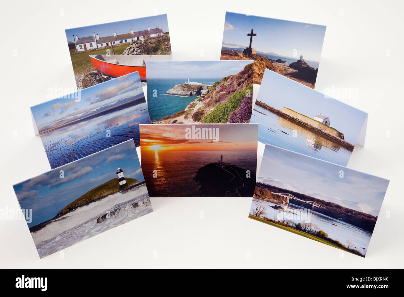 UK, Großbritannien. Auswahl an fotografischen Grußkarten zeigt Landschaften von Anglesey auf weißem Hintergrund Stockfoto