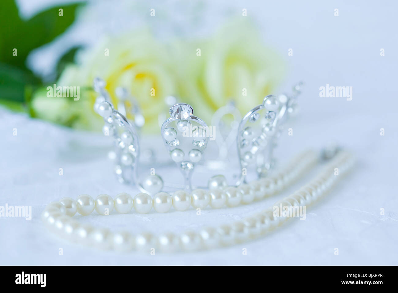 Perlenkette und Diadem Stockfoto