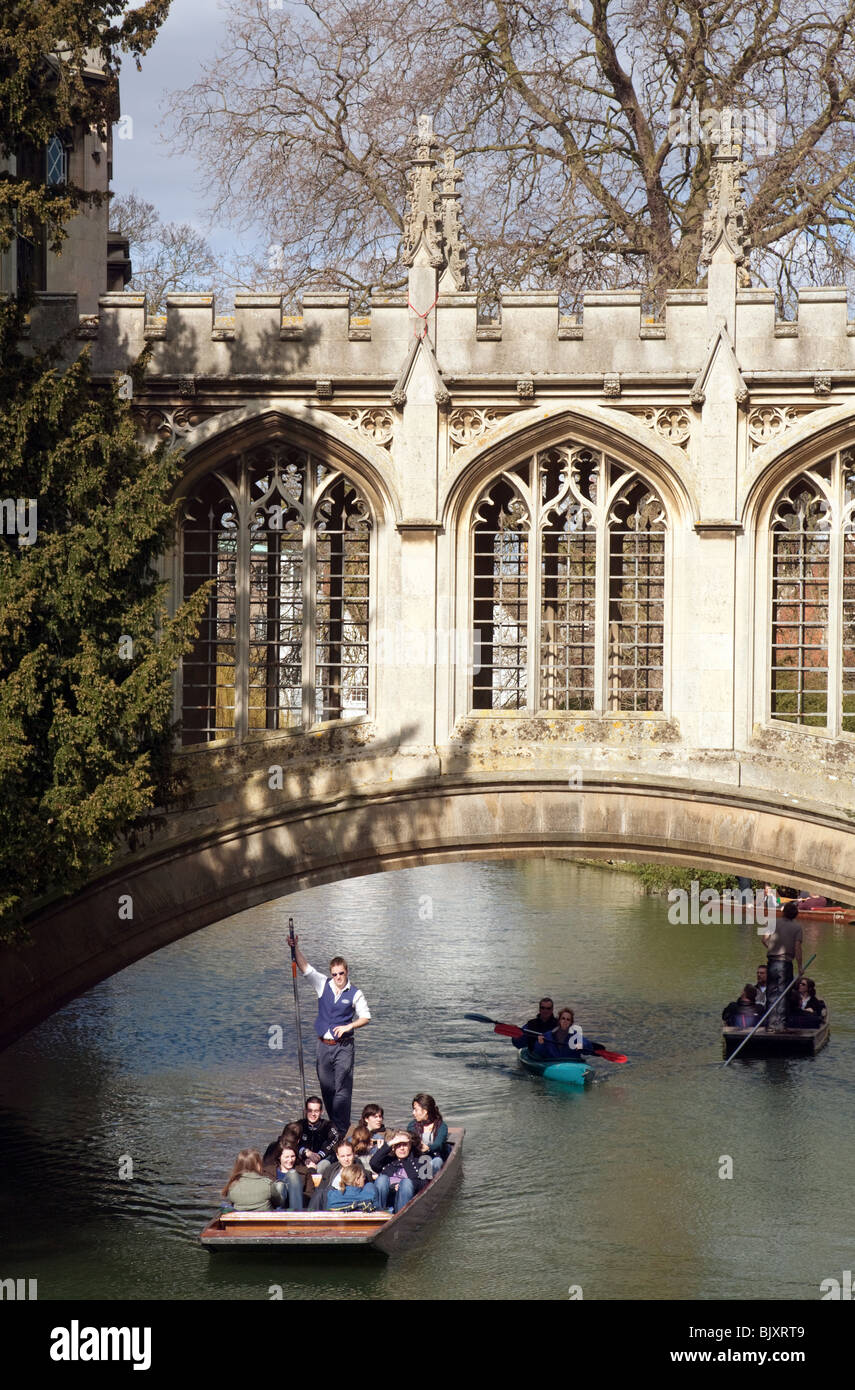 Cambridge Stochernd auf der Seufzerbrücke, St Johns College der Universität Cambridge Großbritannien Stockfoto