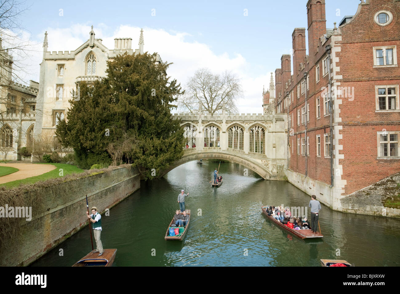 Bootfahren auf der Seufzerbrücke, St. Johns College Cambridge University UK Stockfoto