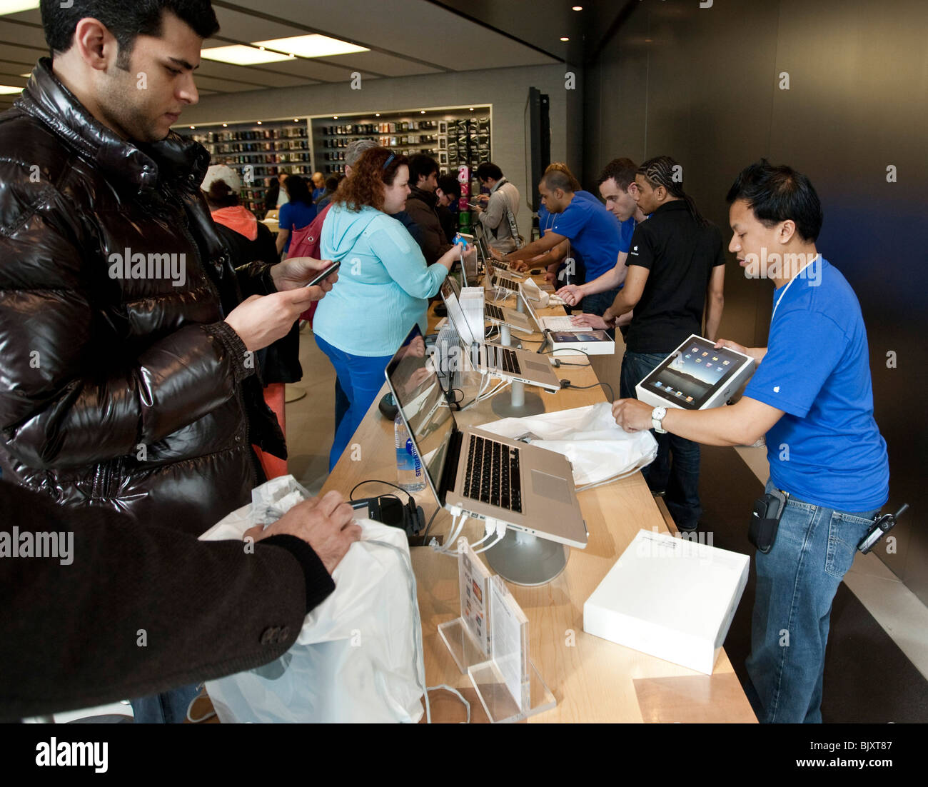 Kunden kaufen iPads im UWS Apple Store in New York, USA, 3. April 2010. Stockfoto