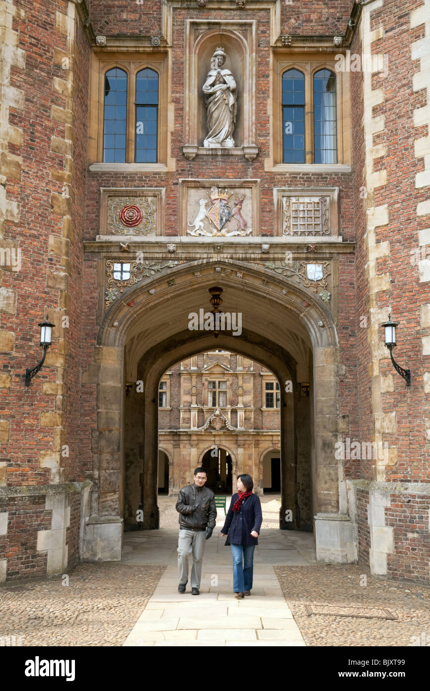 Touristen in St. Johns College der Universität Cambridge, Cambridge, UK Stockfoto