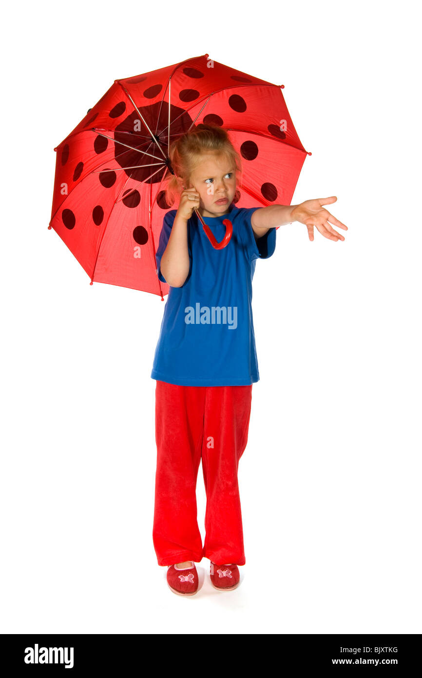 Blondes Mädchen mit Marienkäfer-Regenschirm isoliert auf weiß Stockfoto