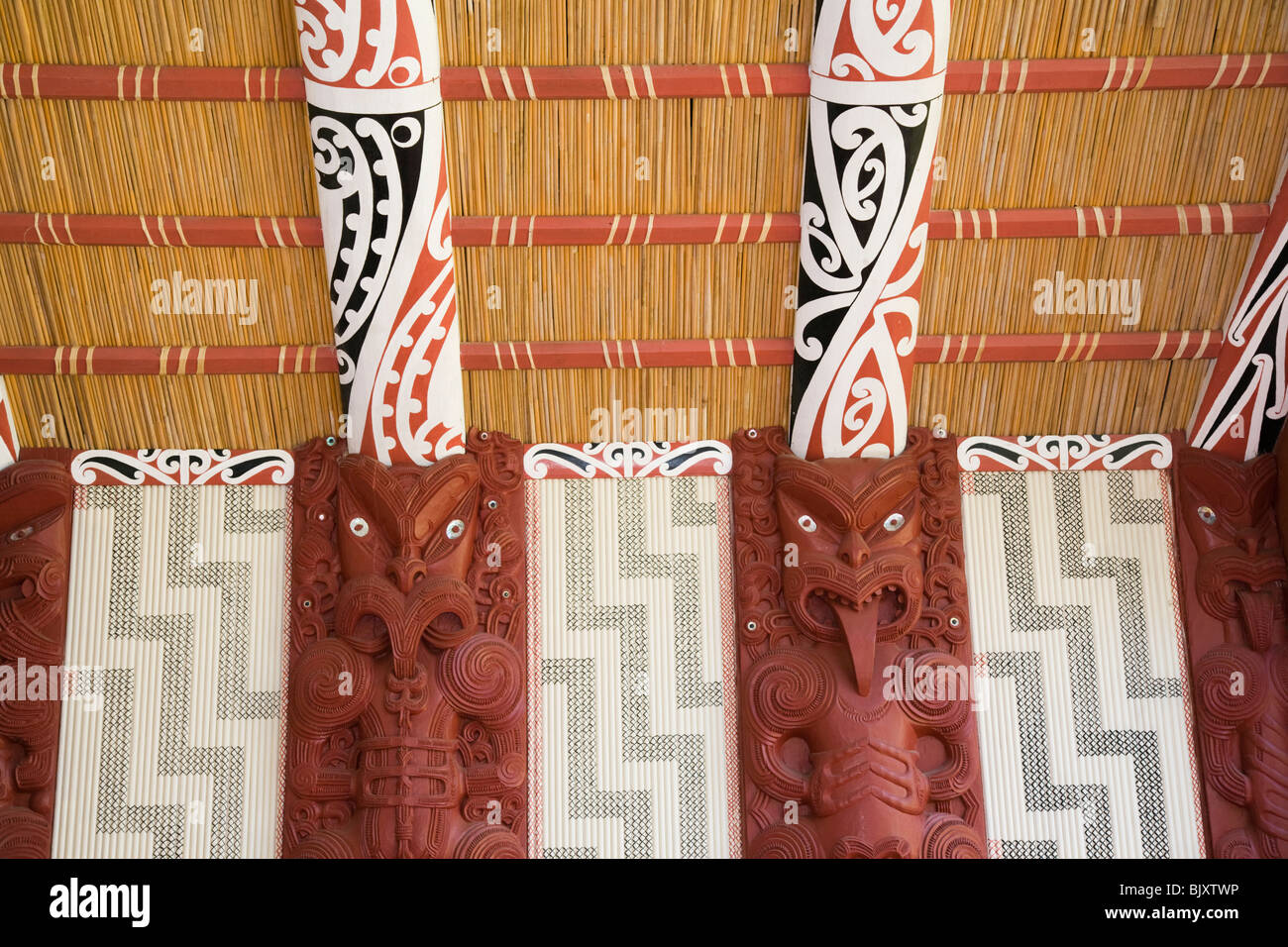 Waitangi Nordinsel Neuseeland. Maori geschnitzt Holz Design-Detail auf Whare Runanga Marai Waitangi Versammlungshaus Stockfoto