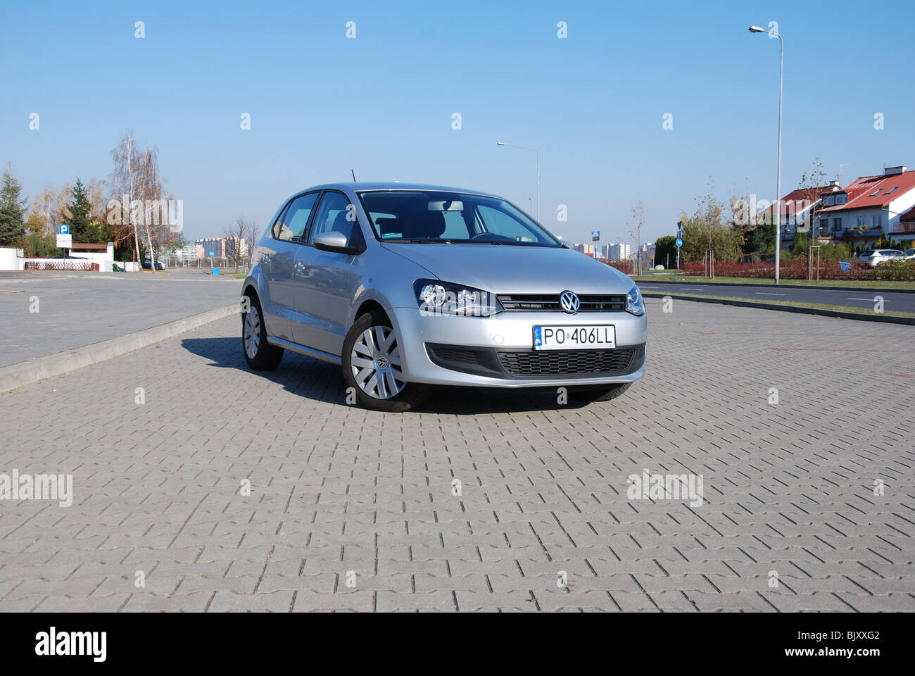 Volkswagen Polo 1.6 TDI - meine 2009 - silbernen - fünf Türen (5D) - Deutsche Kleinwagen Stadtauto - auf Pflasterstein Pflaster Stockfoto