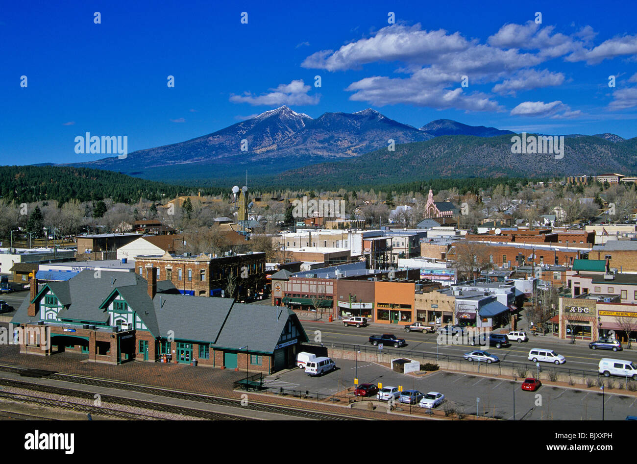 Historische Innenstadt von Flagstaff entlang der Route 66 mit San Francisco Peaks in Ferne, Flagstaff, Arizona, USA Stockfoto