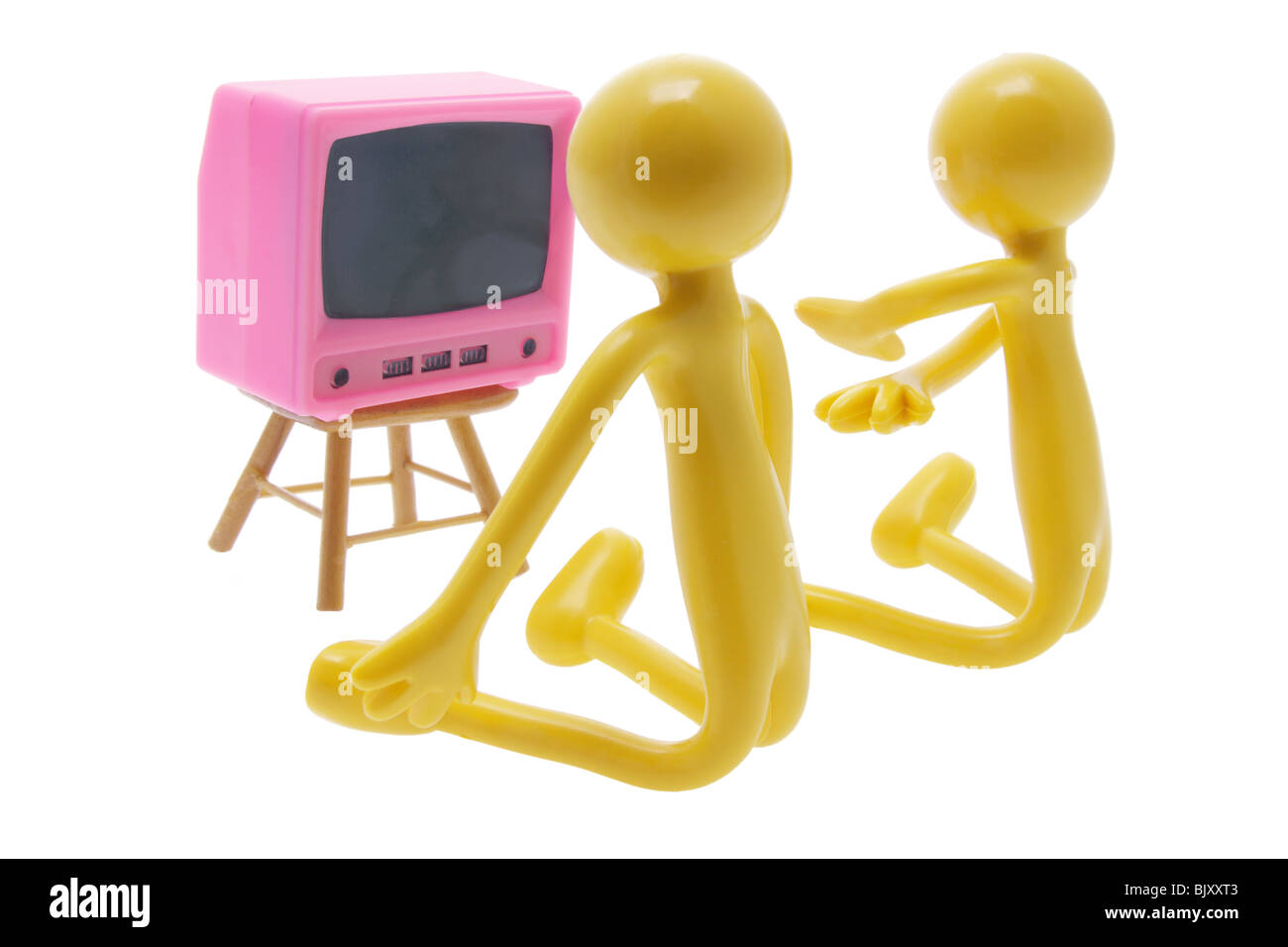 Miniaturfiguren, die vor dem Fernseher Stockfoto