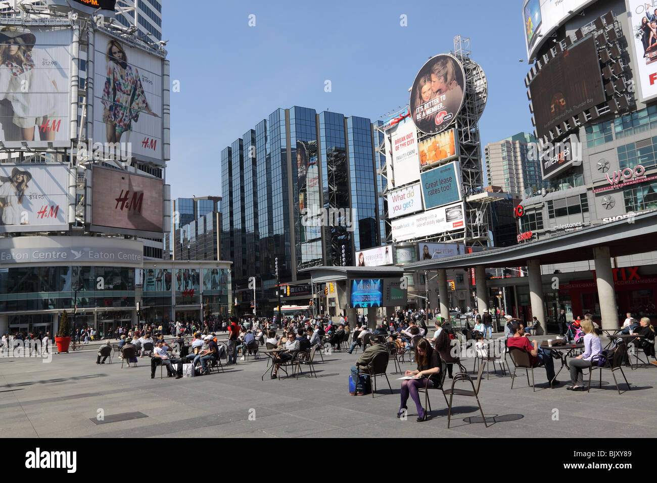 Yonge-Dundas Square, Times Square von Toronto Stockfoto