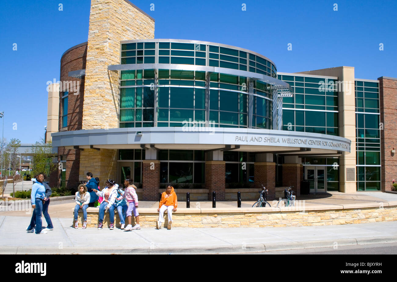 Kinder vor dem Paul und Sheila Wellstone Community Building. St Paul Minnesota USA Stockfoto