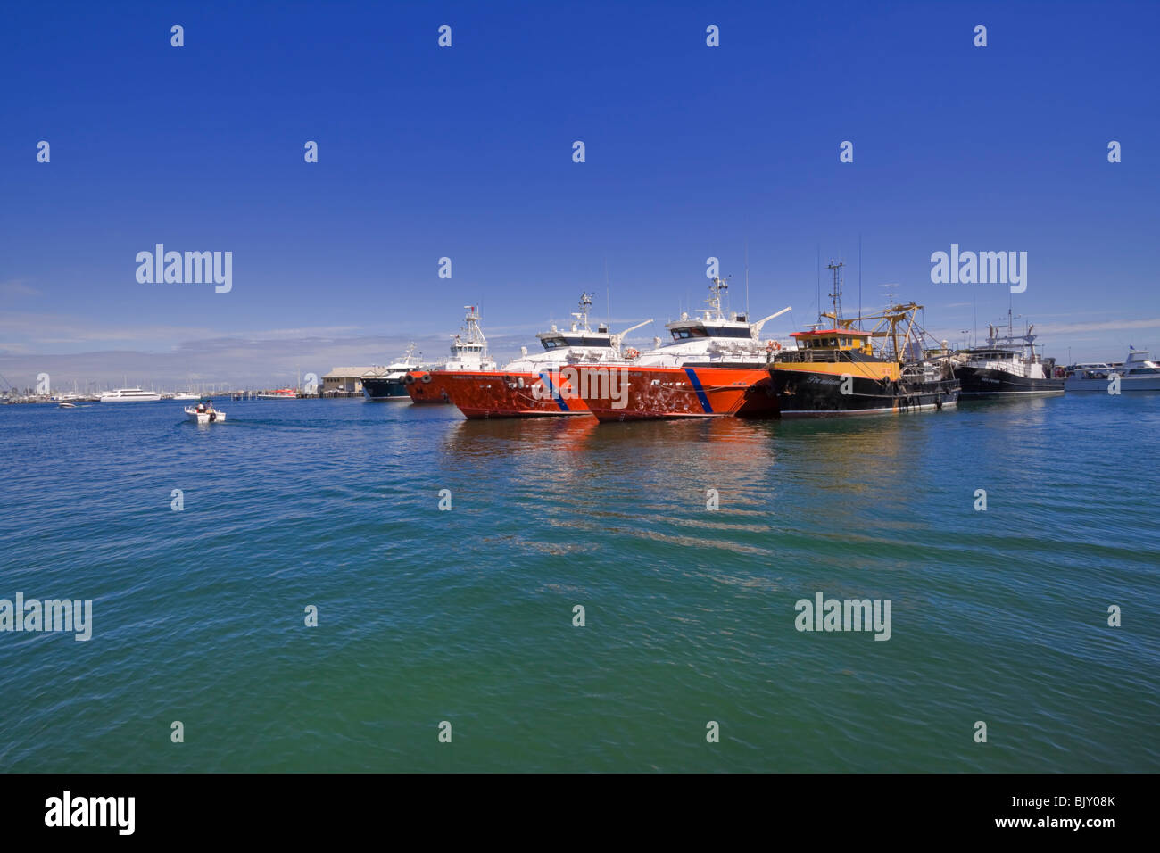 Offshore-Öl-Rig-Service Boote im Hafen von Fremantle, Western Australia. Schiffe vor Anker im Hafen von Fremantle zu liefern. Stockfoto