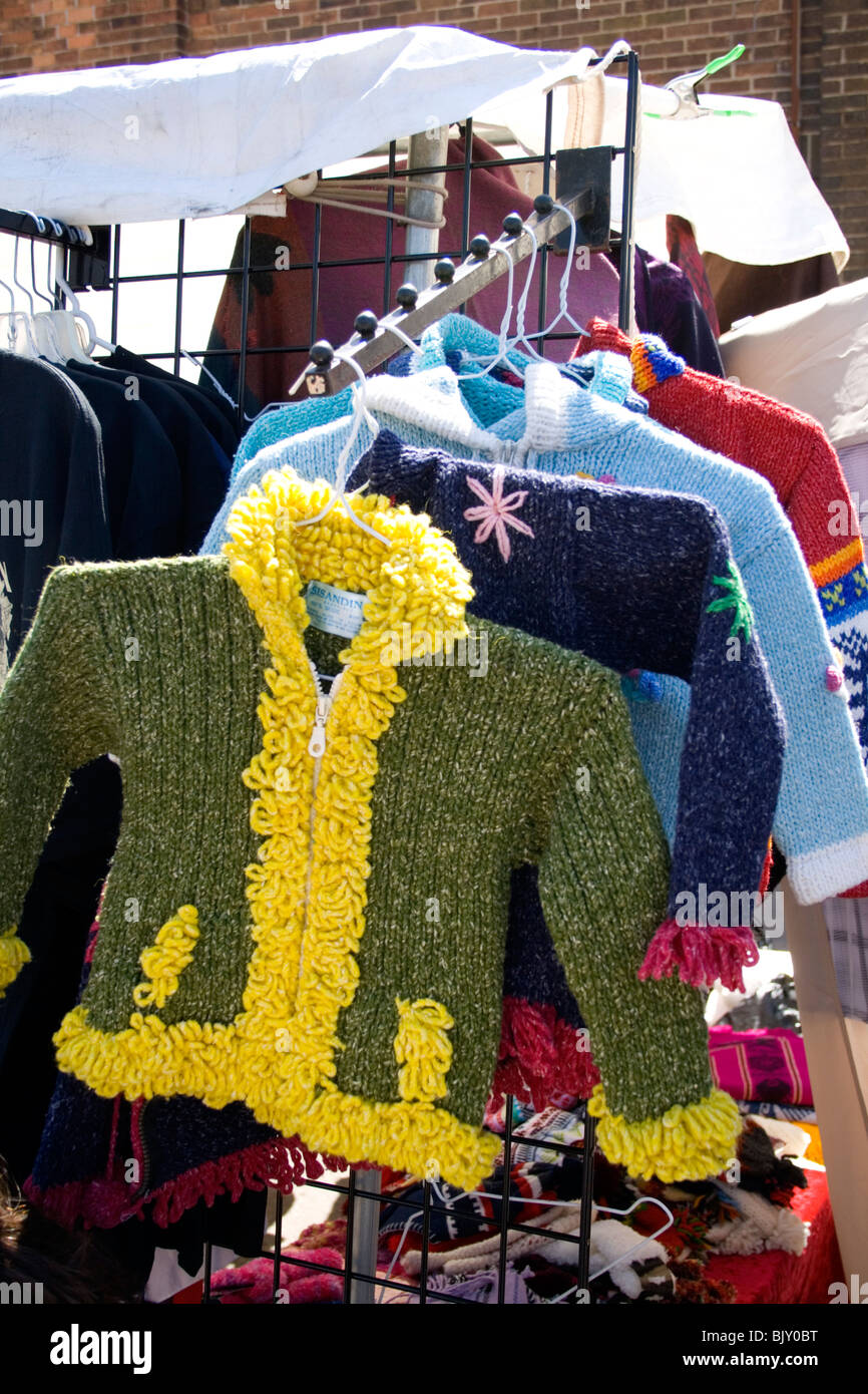 Phantasievoll bunten Designer Jacken auf Bürgersteig Getränkestand. Cinco De Mayo Fiesta St Paul Minnesota USA Stockfoto