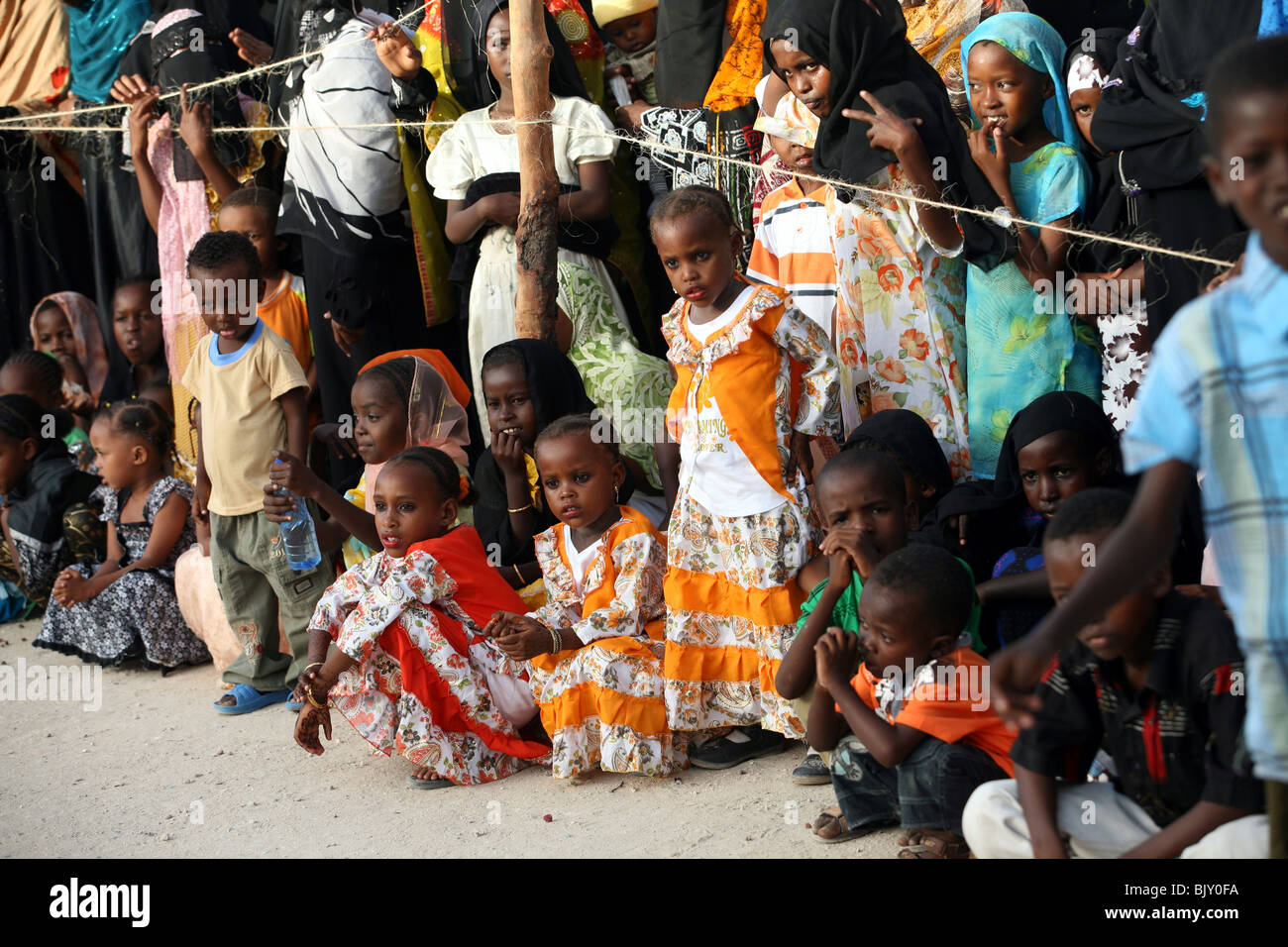 Frauen mit ihren Kindern zu beobachten, die Maulidi-Feier außerhalb Riyadha Moschee Lamu, Kenia Stockfoto