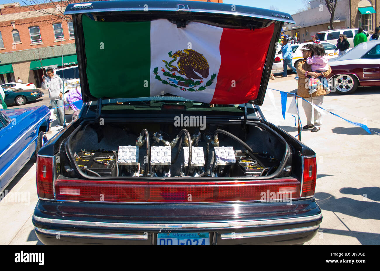 Kofferraum maßgeschneiderte Lowrider mit dem Aufzug Hydraulik und der  mexikanischen Flagge. Cinco De Mayo Fiesta St Paul Minnesota USA  Stockfotografie - Alamy