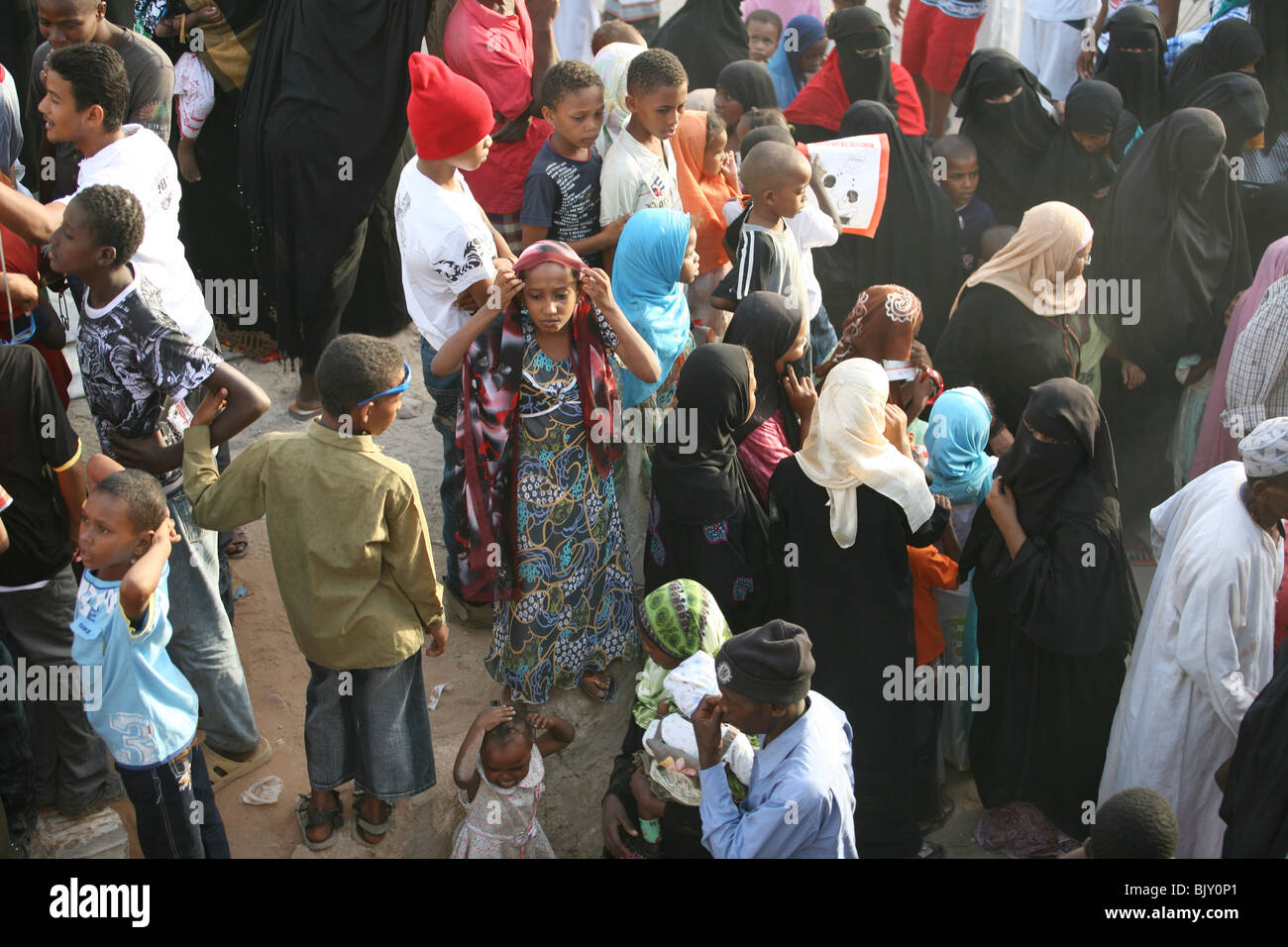 Frauen sammeln für die Maulidi-Feier außerhalb Riyadha Moschee Lamu, Kenia Stockfoto
