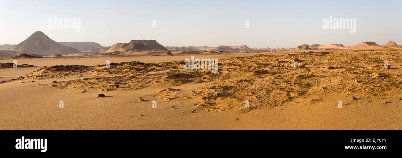 Panorama-Aufnahme Wüstenboden und Berge auf dem Weg zum Gilf Kebir Bereich, westliche Wüste Ägyptens Stockfoto