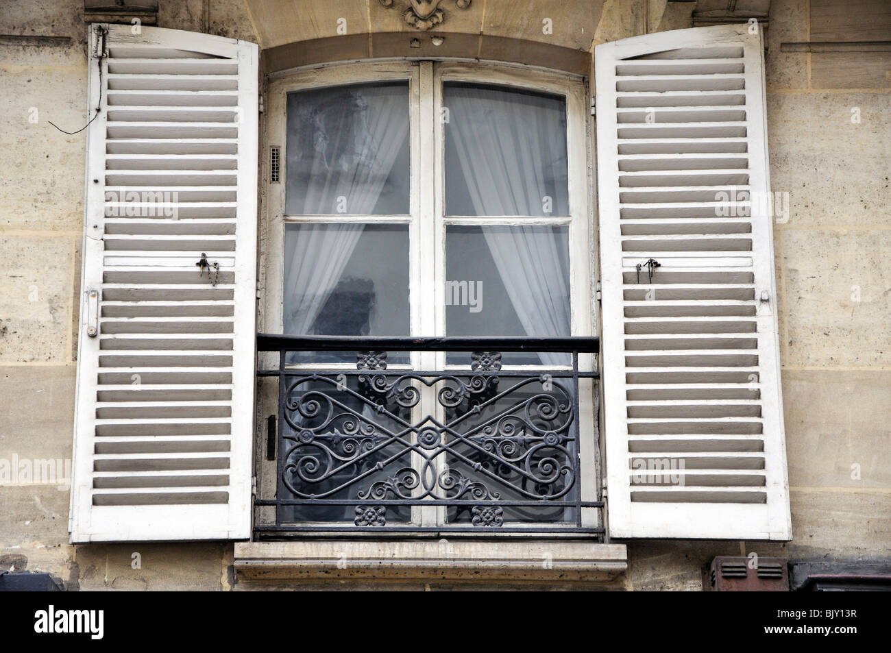 Fenster in Paris, Frankreich Stockfoto