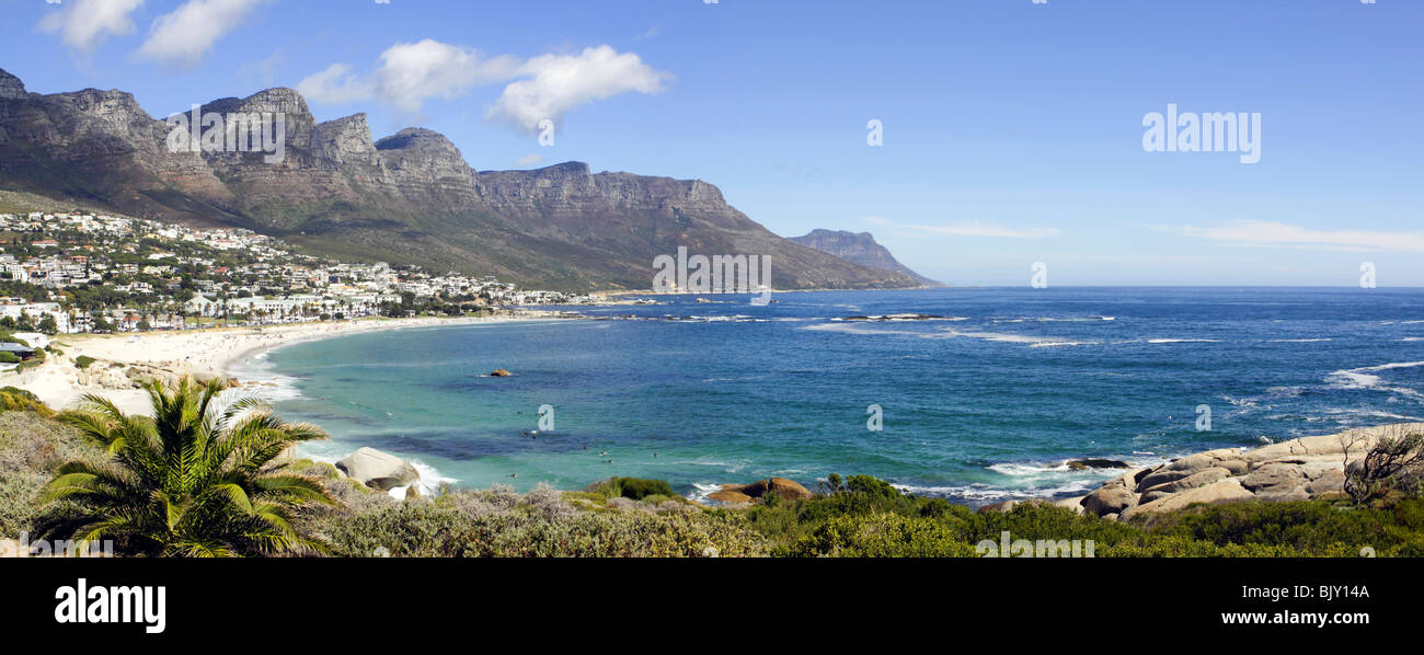 Camps Bay Beach in der Nähe von Kapstadt, in der Provinz Westkap in Südafrika. Stockfoto