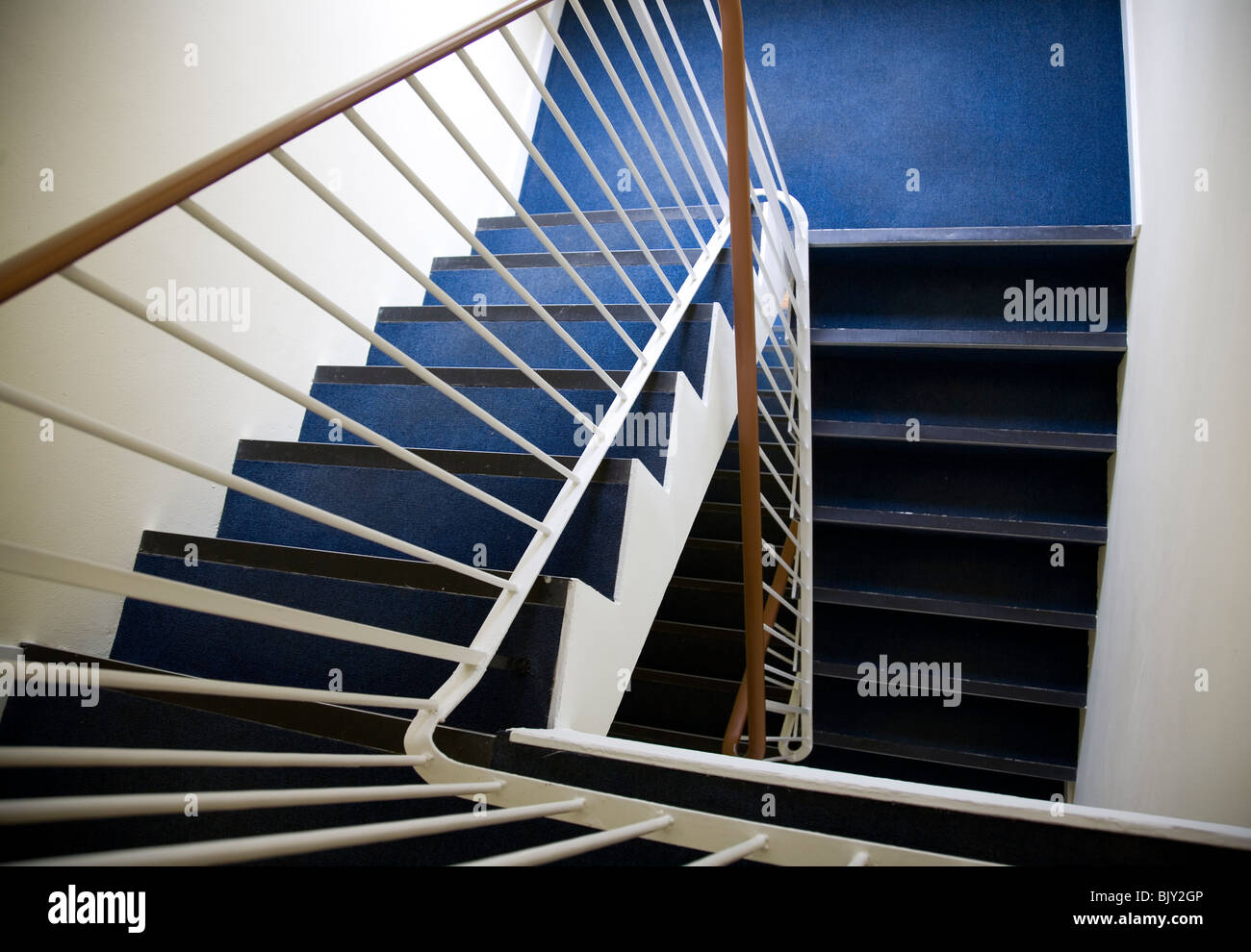 Blauen Teppichboden Treppenhaus Stockfoto