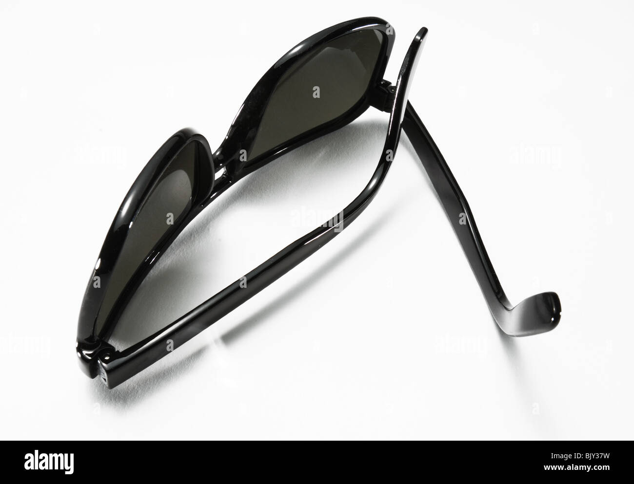 Ein paar schwarze Sonnenbrille auf weißem Hintergrund Stockfoto