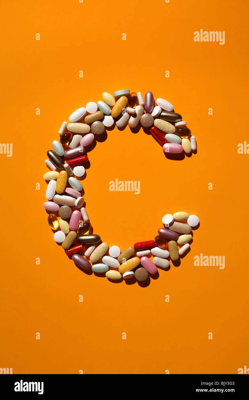Die Form des Buchstaben C gebildet mit vielen bunten Pillen, Tabletten und Kapseln Stockfoto