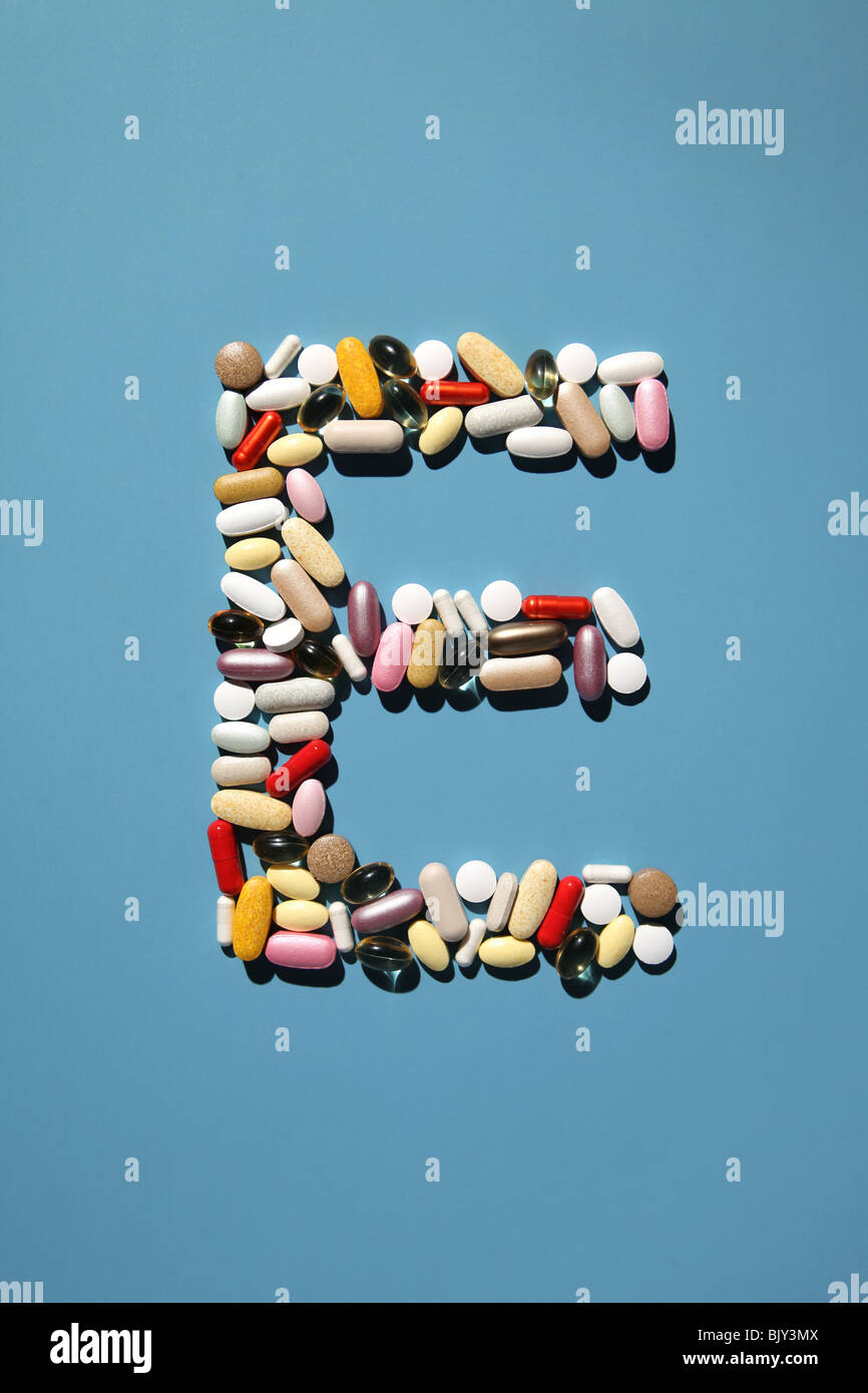 Die Form des Buchstabens E gebildet mit vielen bunten Pillen, Tabletten und Kapseln Stockfoto