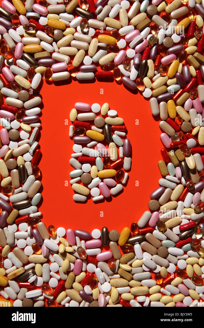 Die Form des Buchstabens D gebildet mit vielen bunten Pillen, Tabletten und Kapseln Stockfoto