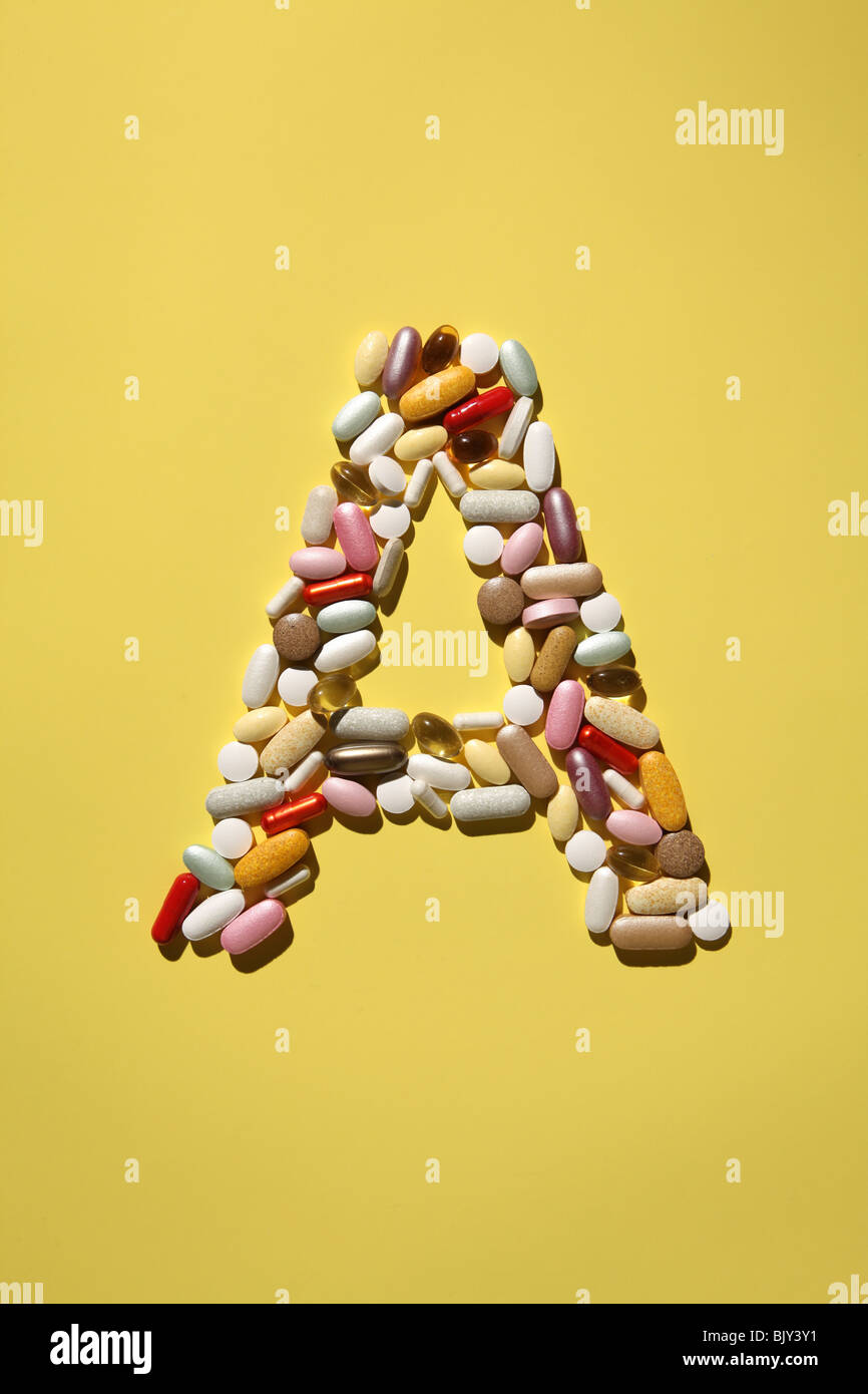 Die Form des Buchstabens B gebildet mit vielen bunten Pillen, Tabletten und Kapseln Stockfoto
