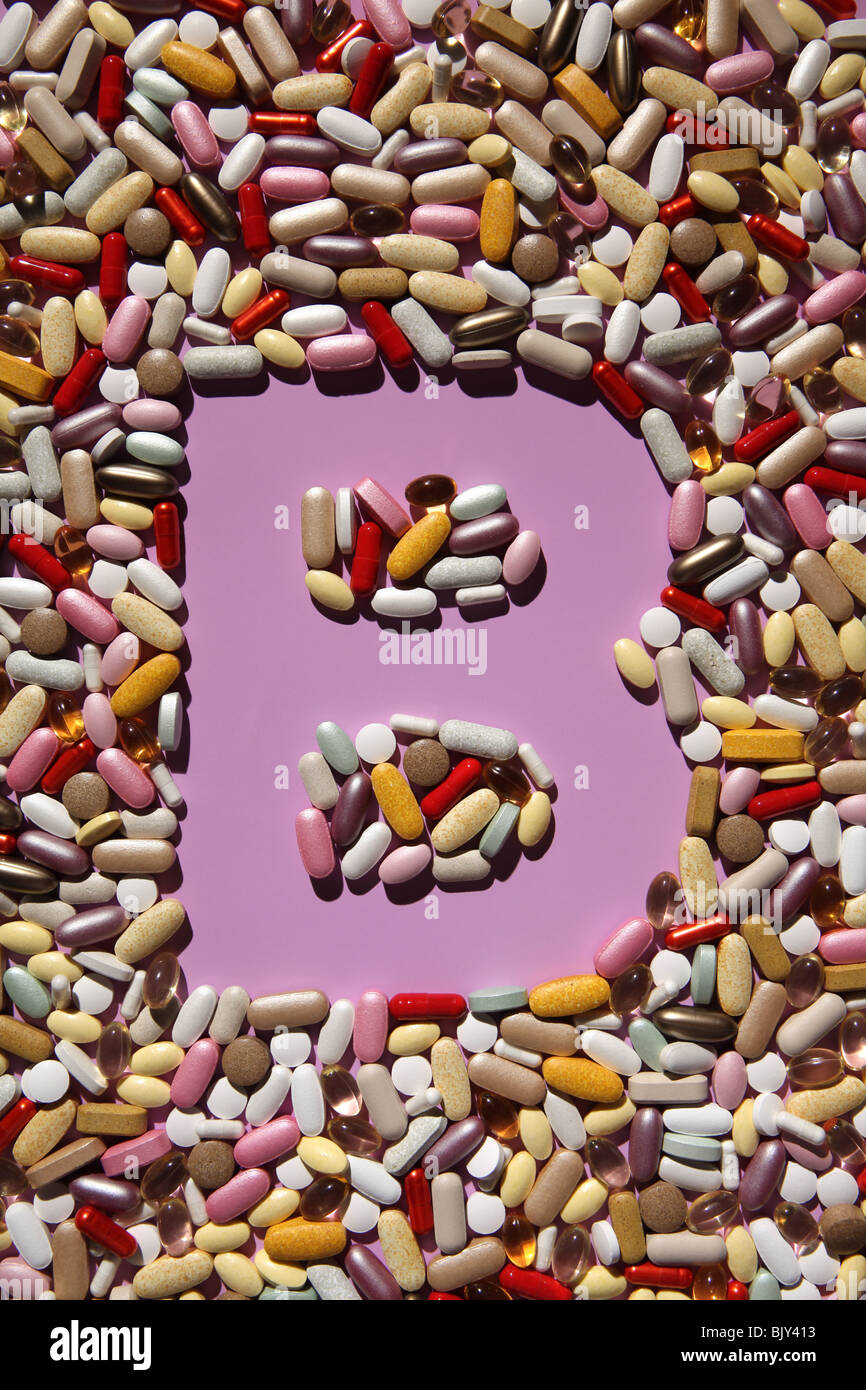 Die Form des Buchstabens B gebildet mit vielen bunten Pillen, Tabletten und Kapseln Stockfoto