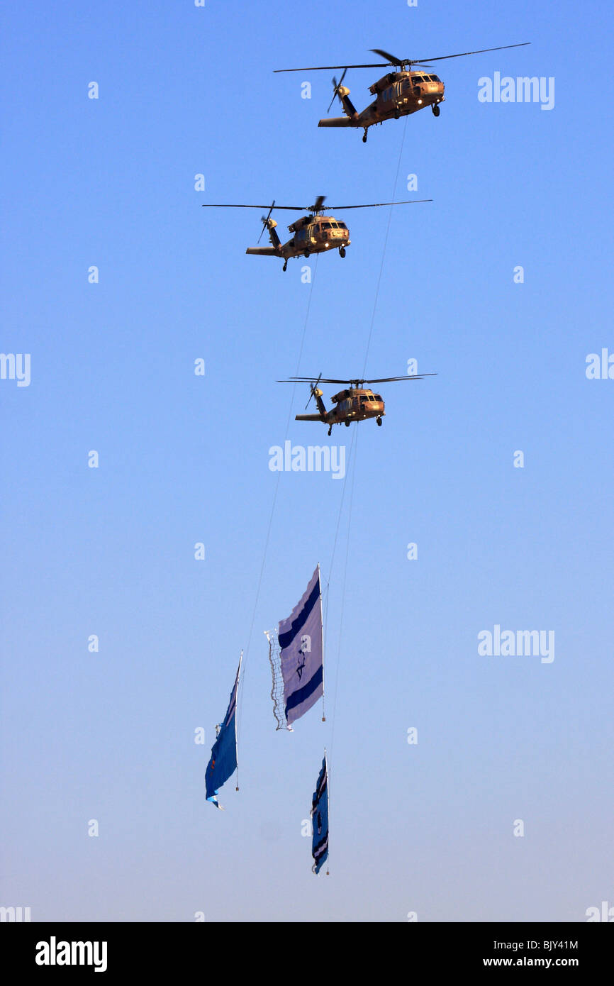Israelische Luftwaffe Sikorsky S-70 UH-60 BlackHawk Hubschrauber mit israelischen und IAF Fahnen Stockfoto