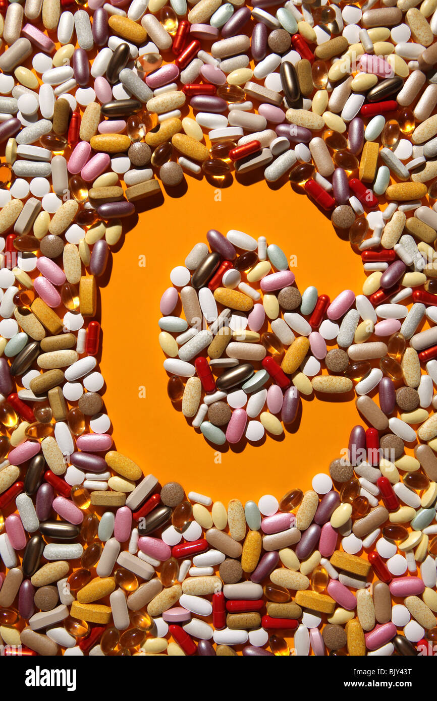 Die Form des Buchstaben C gebildet mit vielen bunten Pillen, Tabletten und Kapseln Stockfoto