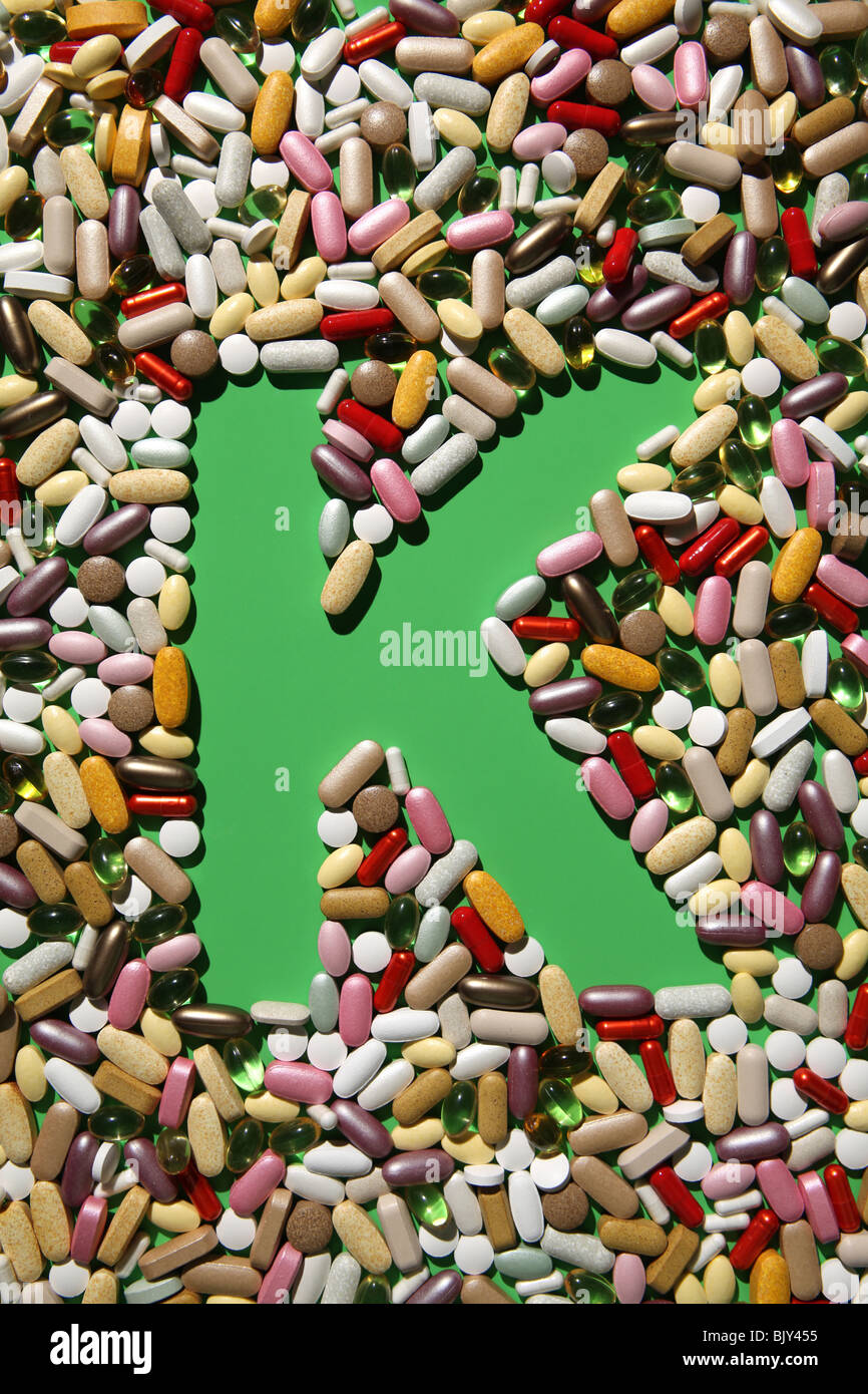 Die Form des Buchstabens K gebildet mit vielen bunten Pillen, Tabletten und Kapseln Stockfoto