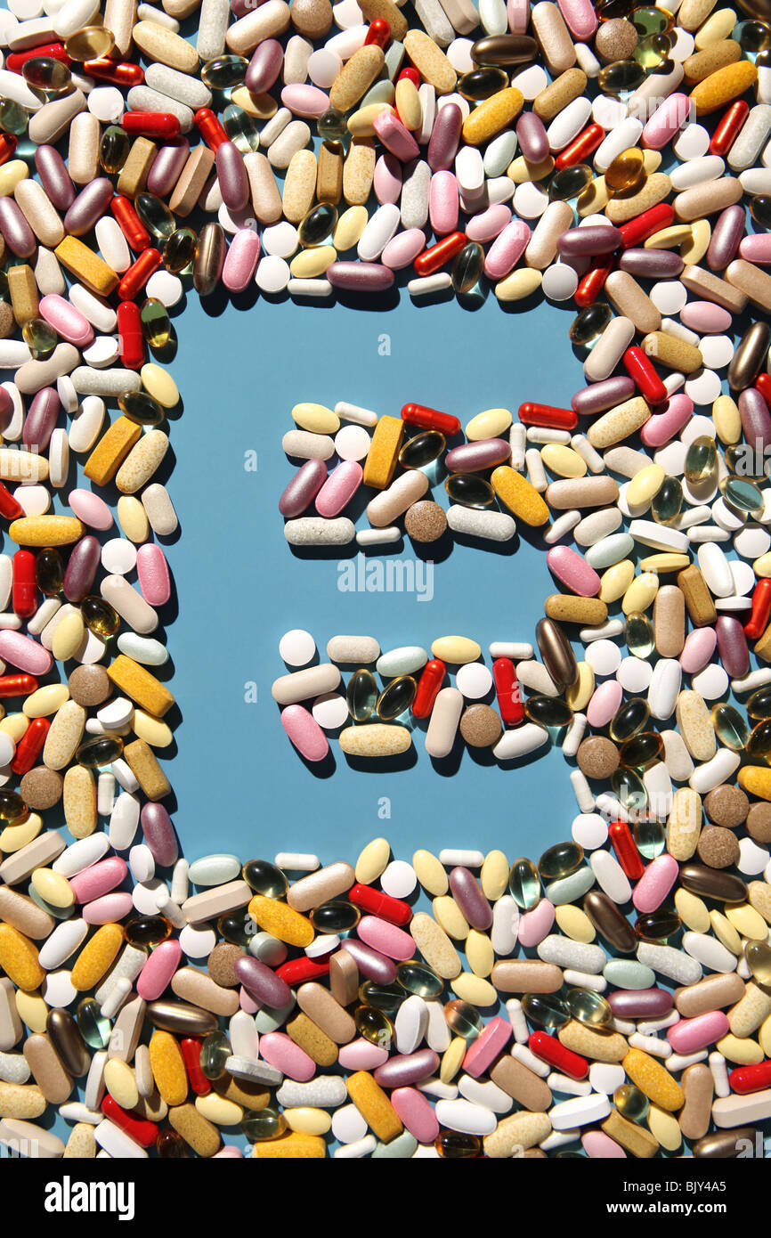 Die Form des Buchstabens E gebildet mit vielen bunten Pillen, Tabletten und Kapseln Stockfoto