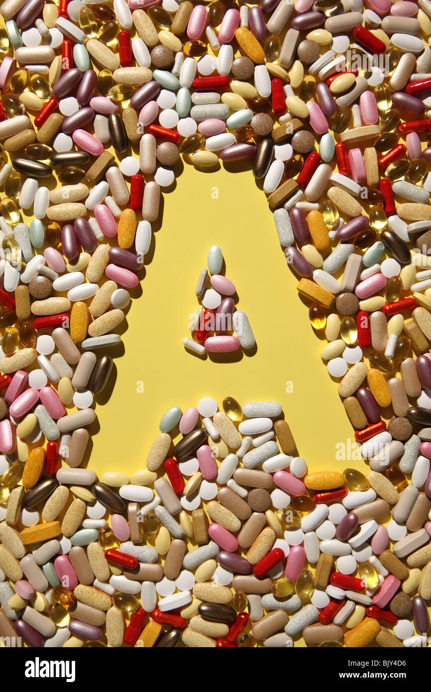 Die Form des Buchstaben A gebildet mit vielen bunten Pillen, Tabletten und Kapseln Stockfoto