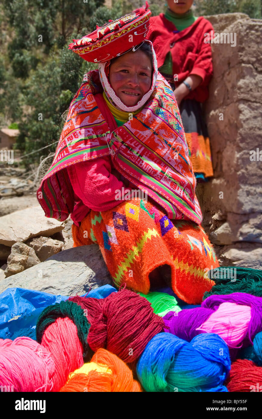 Ein Eingeborener verkauft Garne, die am Sonntag in der patacancha Tal, Peru. Stockfoto