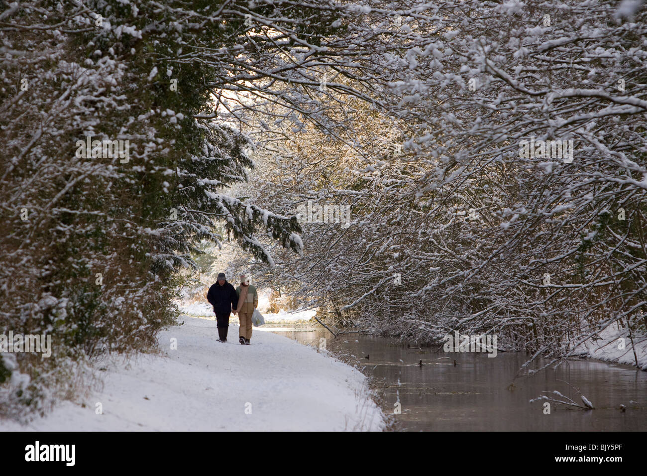 Wendover Canal im Schnee wandern Leinpfad Winter gehen paar Stockfoto