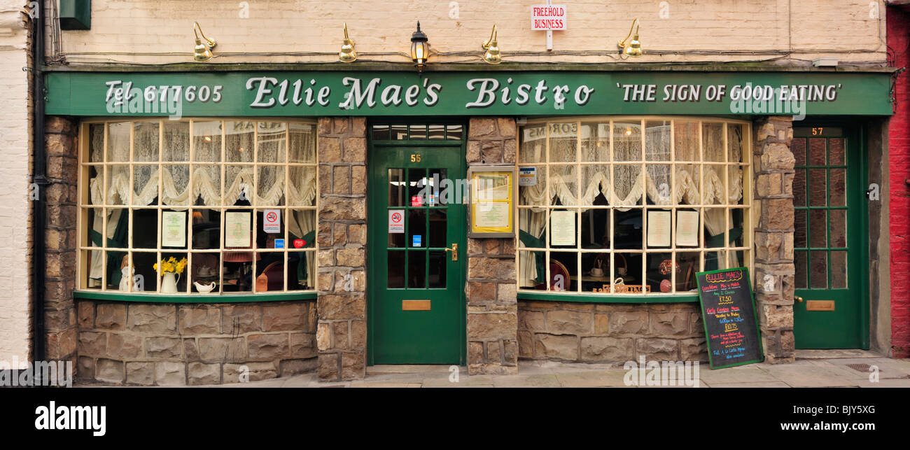 BRIDLINGTON, NORTH YORKSHIRE, Großbritannien - 19. MÄRZ 2010: Außenansicht des hübschen Ellie Maes Bistros in der Altstadt von Bridlington Stockfoto