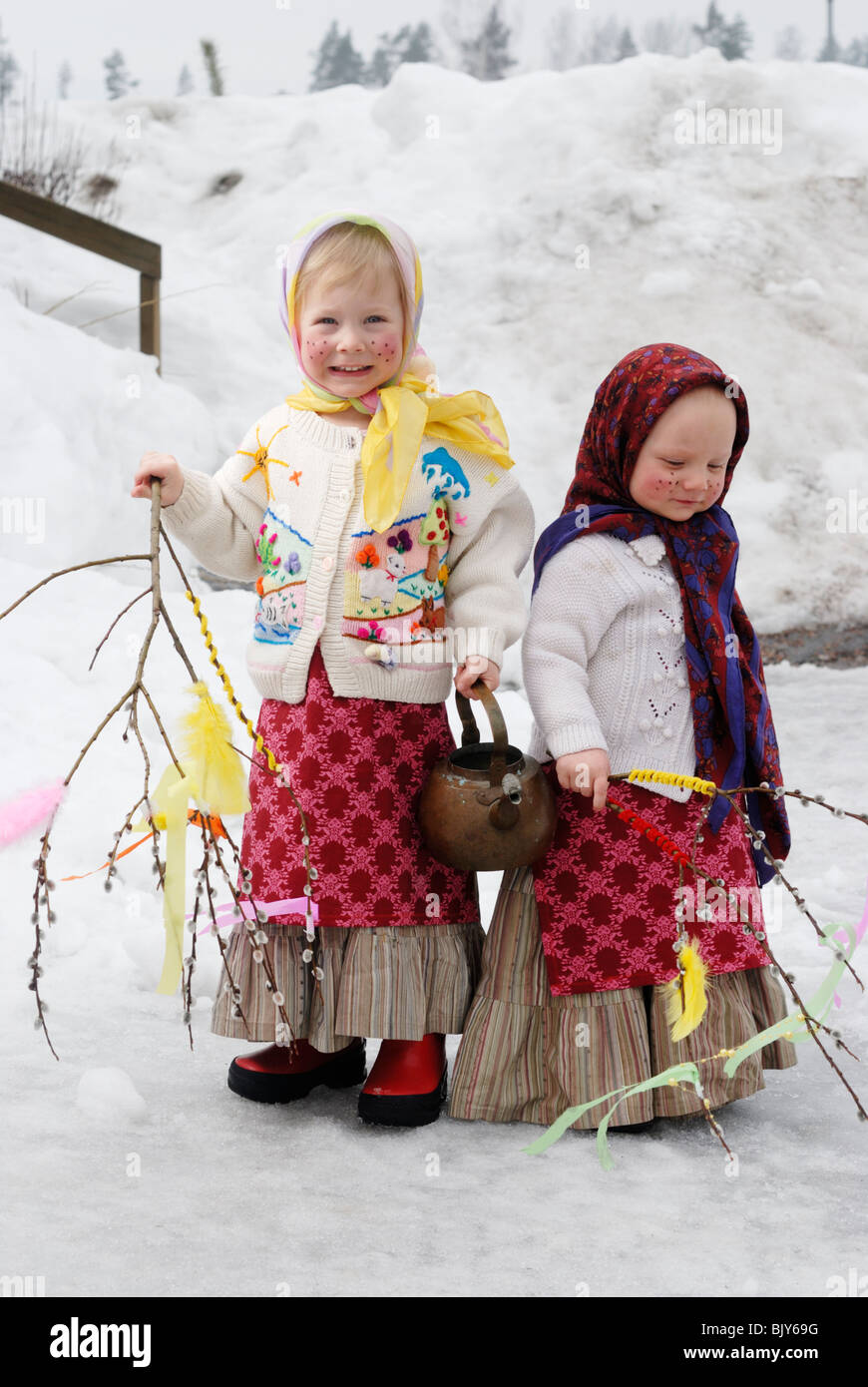 Kleine Mädchen als Osterhexen gekleidet (skandinavische Ostertradition fast wie Halloween) Stockfoto