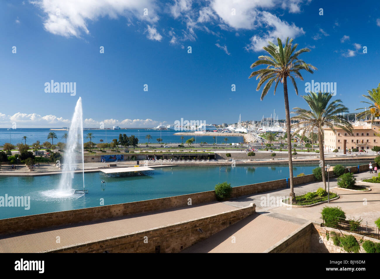 Palma De Mallorca, direkt am Meer, mit Kathedrale Brunnen Stockfoto