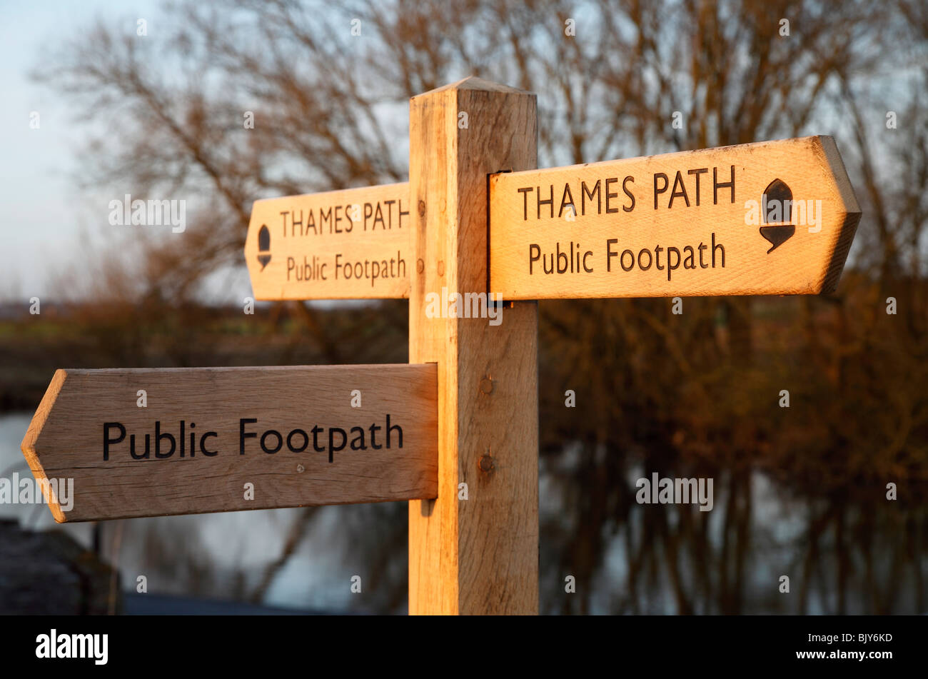 Fluss Themse öffentlichen Fußweg Zeichen, Radley, Oxfordshire, Vereinigtes Königreich Stockfoto