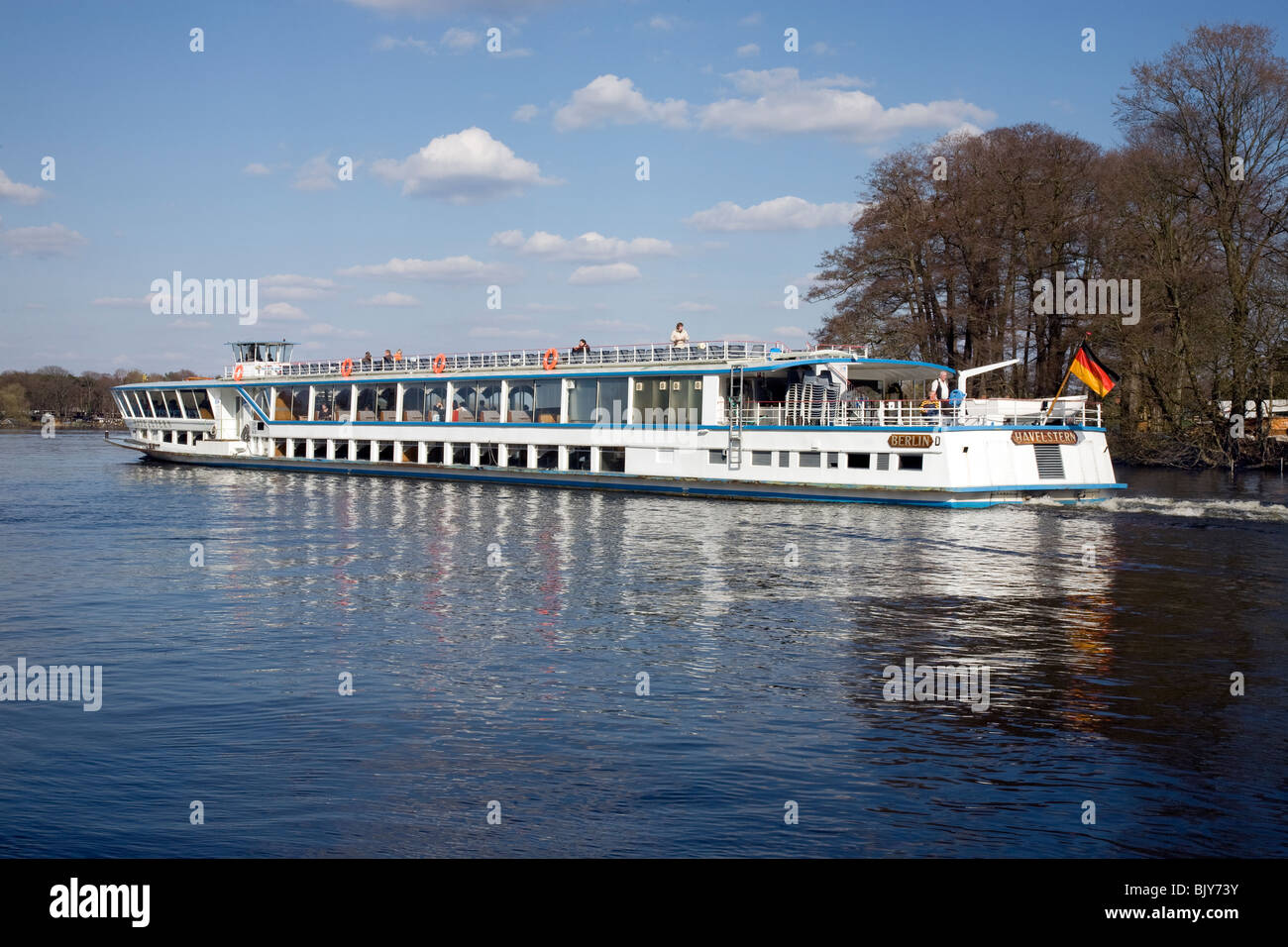 Touristenboot durch Caputh, Brandenburg, Deutschland Stockfoto