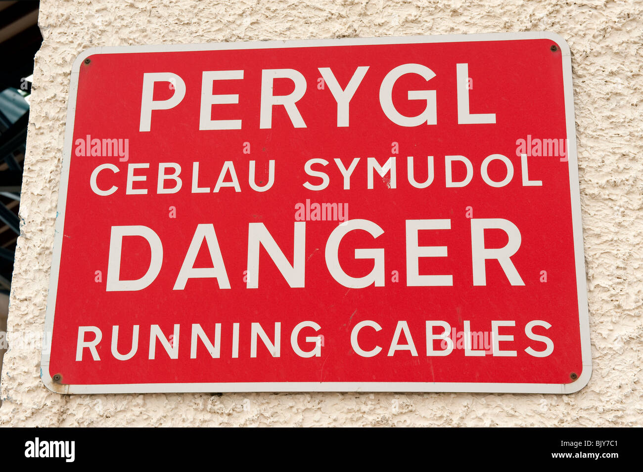 Gefahr laufen Kabel zweisprachige Zeichen Stockfoto