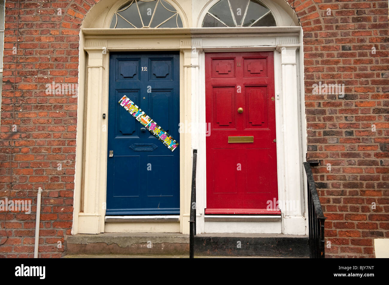 Blaue Tür rote Tür Happy Birthday banner Stockfoto