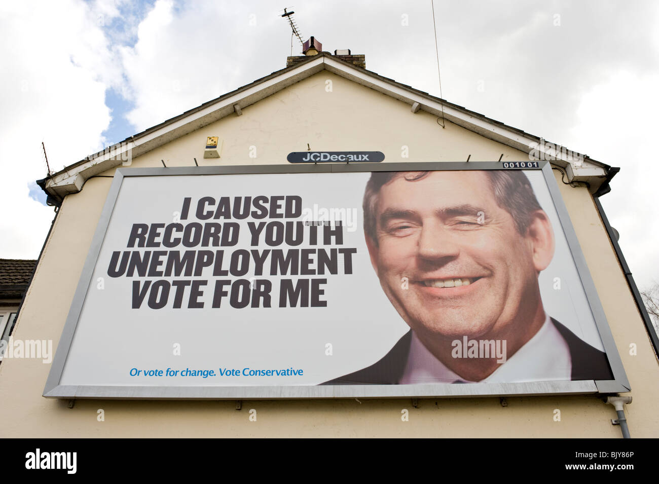 Conservative Party 2010 Parlamentswahlen Plakatwand am JCDecaux Standort am Ende des Reihenhaus in Newport South Wales UK Stockfoto