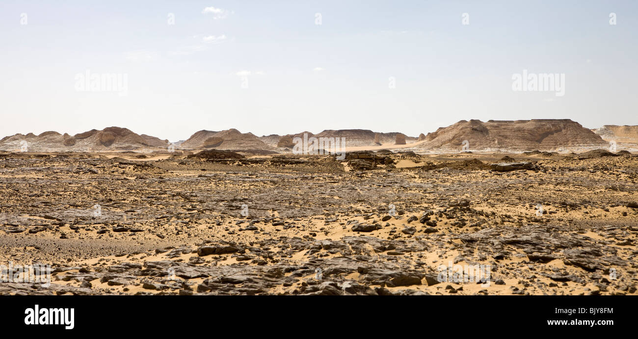 Panorama-Aufnahme der Wüstenboden und felsigen Hügeln auf dem Weg zum Gilf Kebir Bereich, westliche Wüste Ägyptens Stockfoto