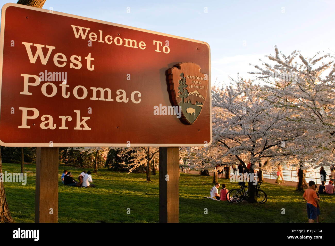 Menschen Das Wetter im Frühling und den Kirschblüten von West Potomac Park in Washington DC genießen. Stockfoto