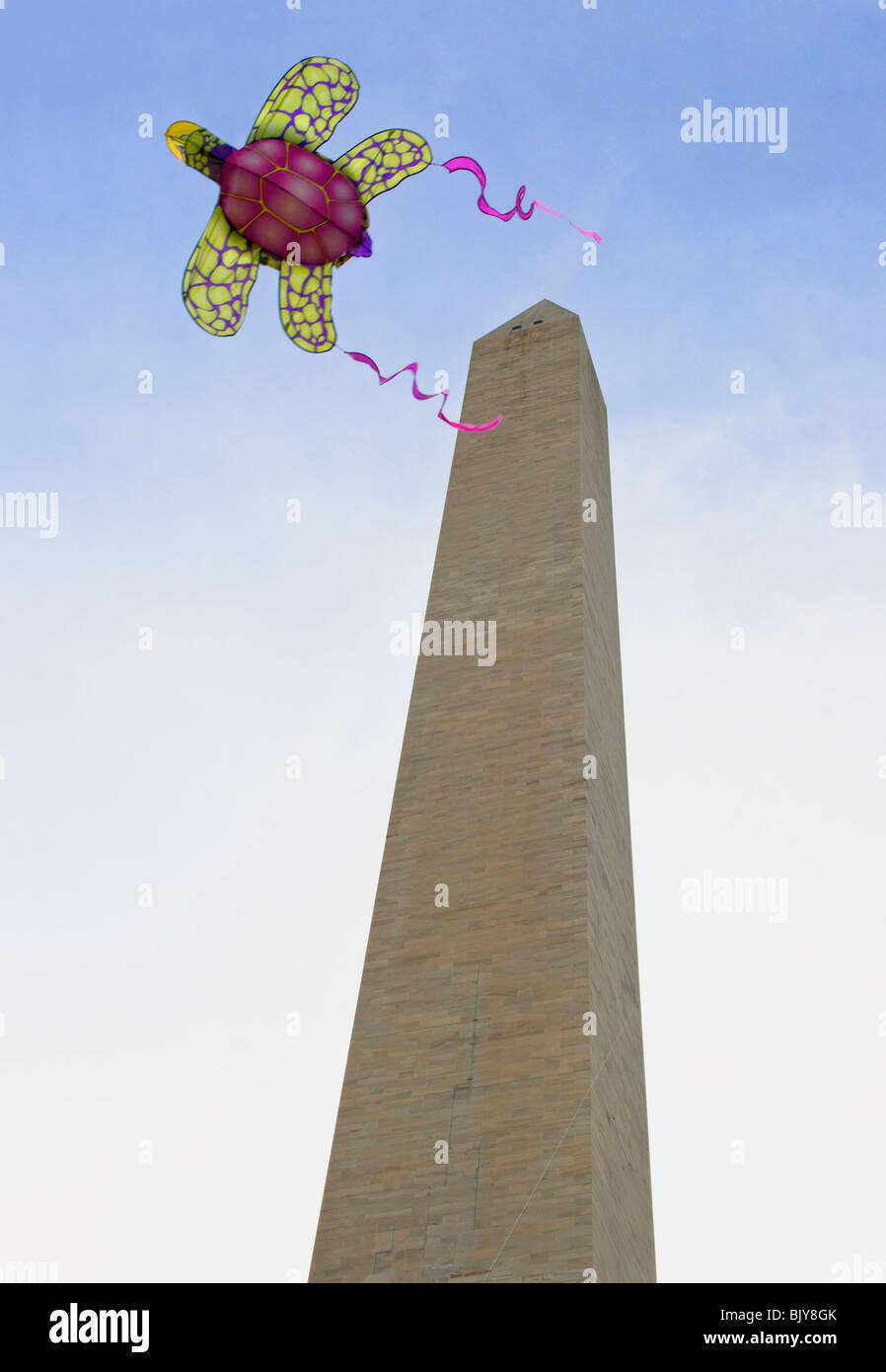 Einen Drachen steigen lassen auf dem Washington Monument-Gelände auf der National Mall, Washington D.C.  während die nationalen Drachenfest. Stockfoto
